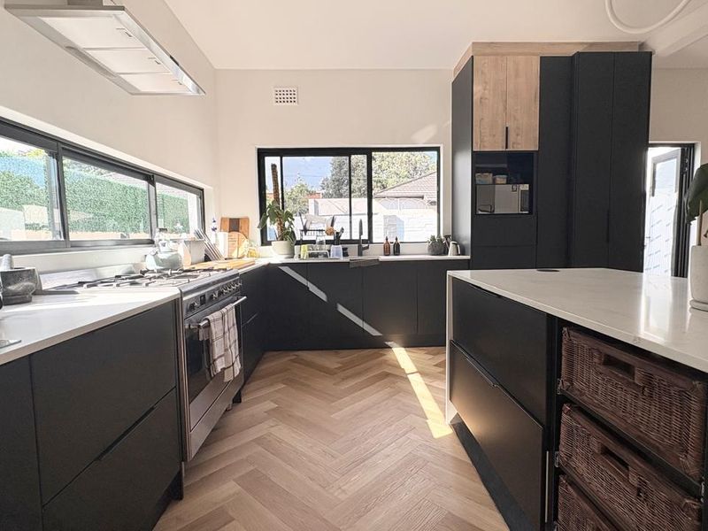 Renovated Three Bedroom Pet Friendly House - Claremont - Photo 3