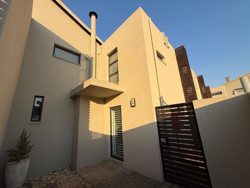 Modern 3 Bedroom Duplex with Small Landscaped Garden in Secure Estate - Photo 2