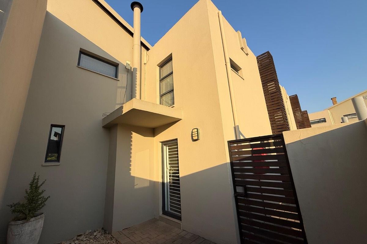 Modern 3 Bedroom Duplex with Small Landscaped Garden in Secure Estate - Photo 2