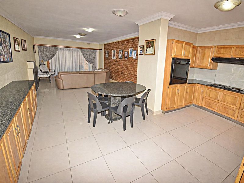 Low Maintenance Home in a Great Location - Photo 9