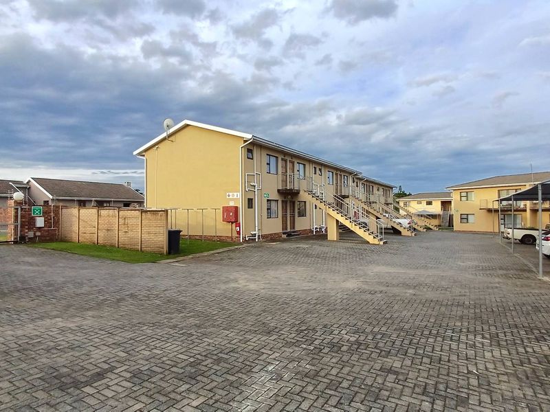 Starter home in a centrally located complex - Photo 6