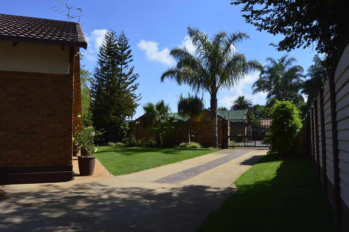 Esther Park Gem – Where Family Memories and Endless Possibilities Begin - Photo 3