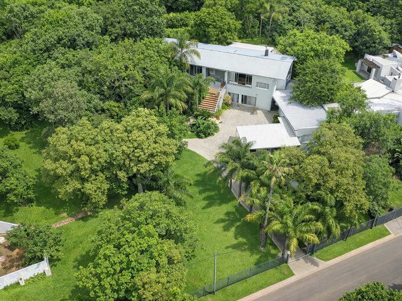 "Dive Into Comfort: Stunning Poolside Sanctuary with Granny Flat!" - Photo 2