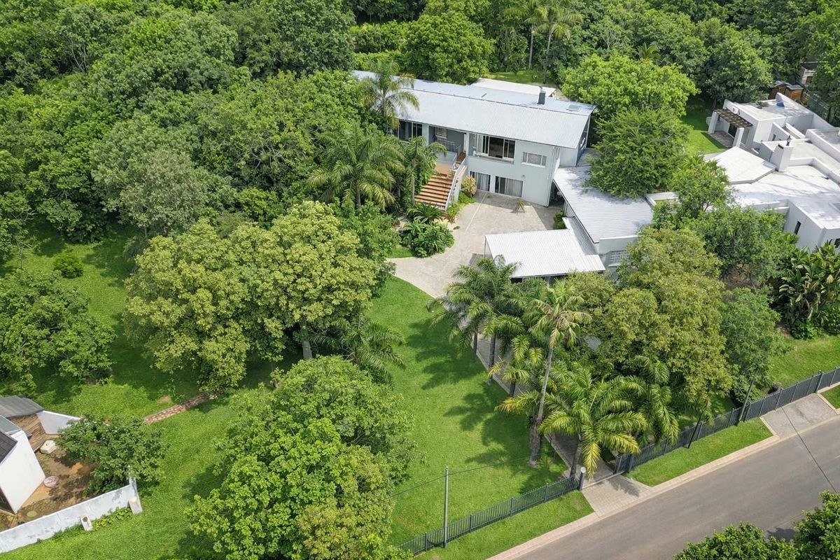 "Dive Into Comfort: Stunning Poolside Sanctuary with Granny Flat!" - Photo 2