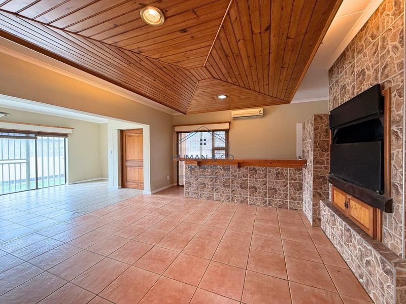 Spacious 4-Bedroom Home with 1 Bedroom Flat & Additional Flatlet – Ideal for a Large Family or Investment Opportunity - Photo 4