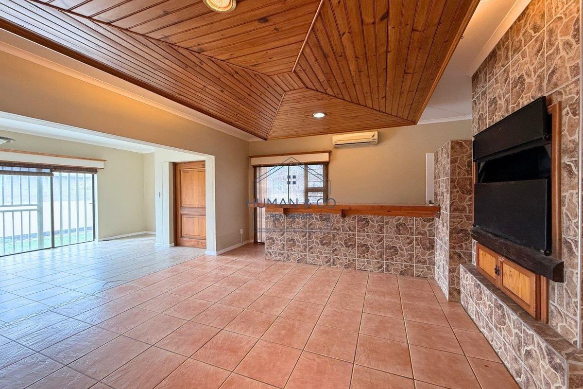 Spacious 4-Bedroom Home with 1 Bedroom Flat & Additional Flatlet – Ideal for a Large Family or Investment Opportunity - Photo 4