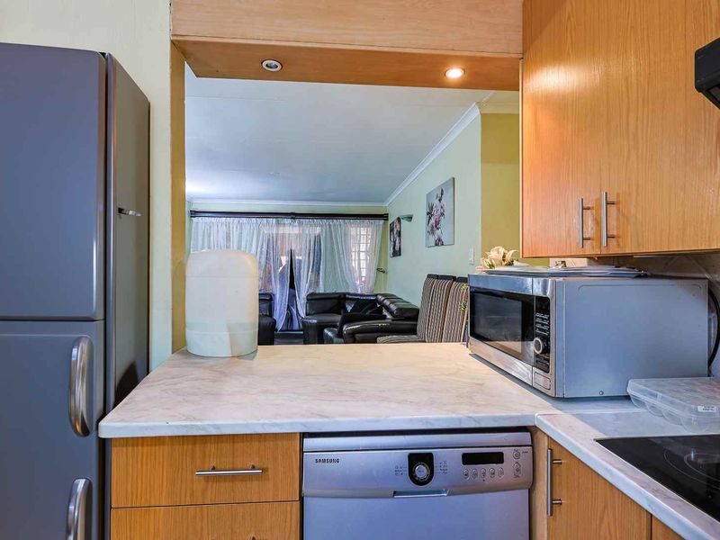 3 Bedroom Townhouse in Secure Faerie Glen Complex - Photo 7