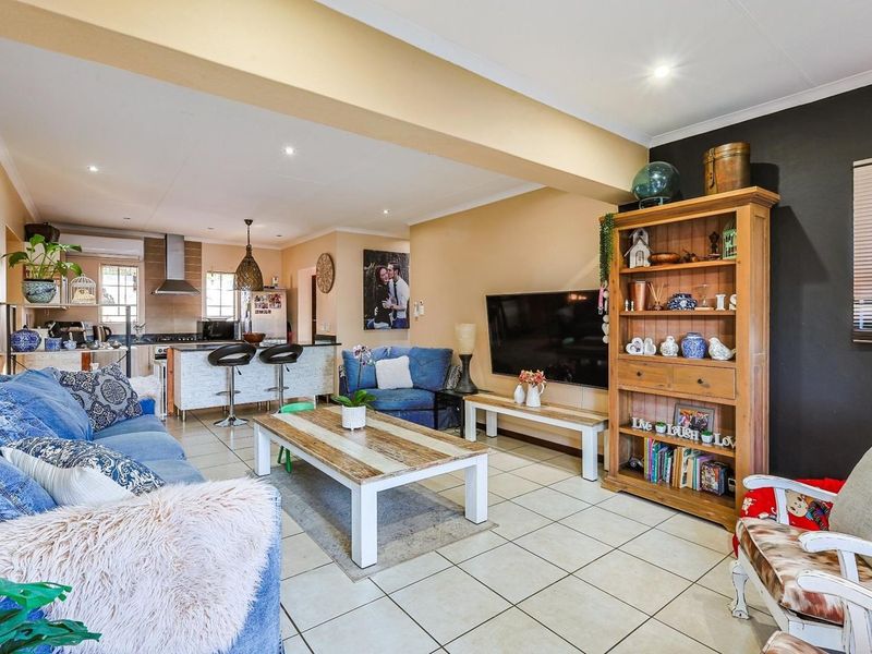 Modern Three-Bedroom Townhouse in Exclusive Secretariat Complex - Photo 4