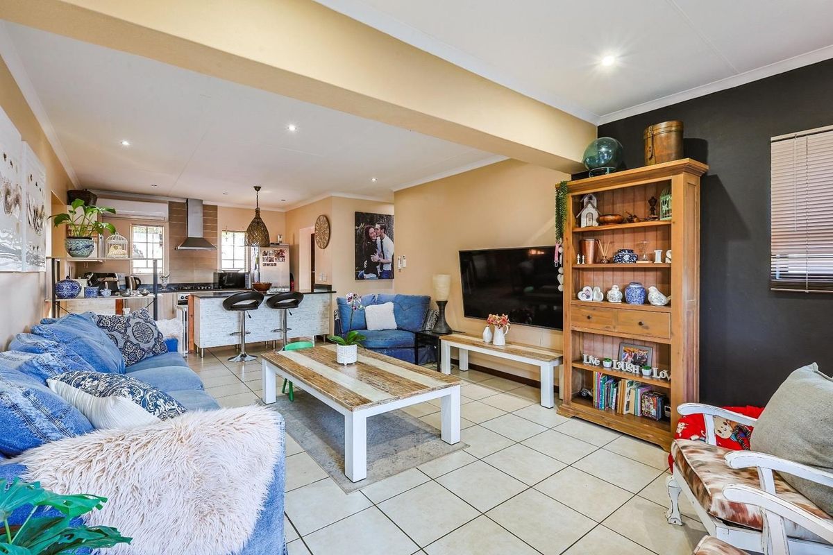 Modern Three-Bedroom Townhouse in Exclusive Secretariat Complex - Photo 4