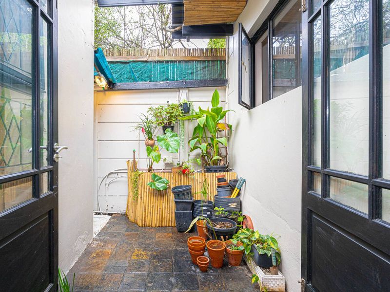 Modern in Mowbray - Photo 3