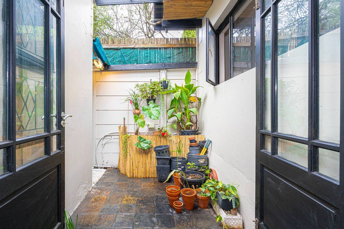 Modern in Mowbray - Photo 3