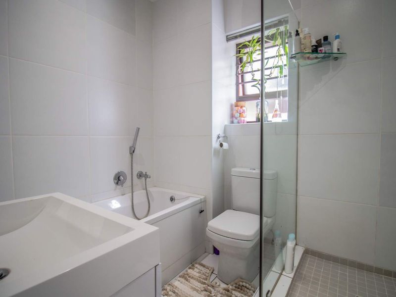 Lovely 2 Bed 1 Bath Apartment in Lonehill - Photo 9