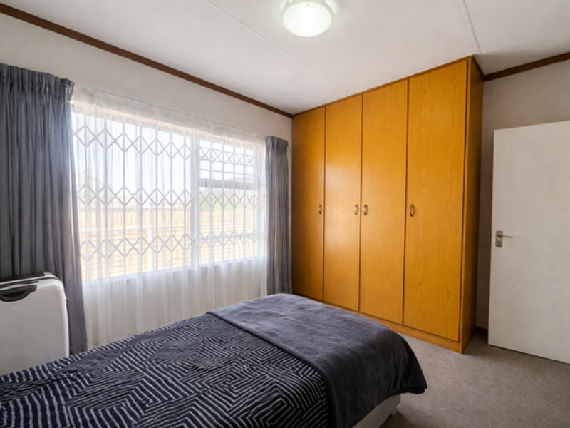 Townhouse with loft in  Langenhoven Park - Photo 8