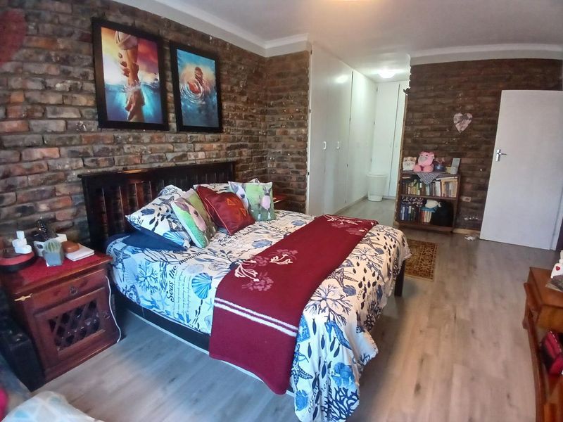 Spacious Face-brick home with panoramic ocean views - Photo 7