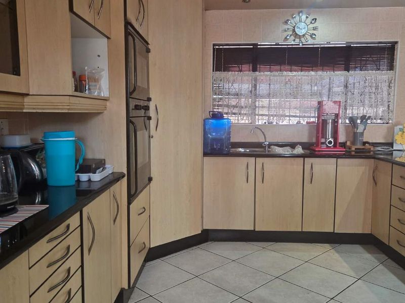 Family home with separate Flatlet in Brackendowns - Photo 9