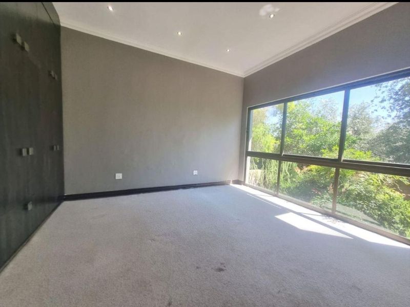 Luxurious four Bedroom House with Breathtaking Views - Photo 9