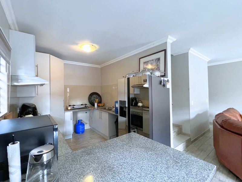 Peaceful living in this beautifully maintained 3 bedroom, 2 bathroom townhouse located in Azima View Estate. - Photo 6