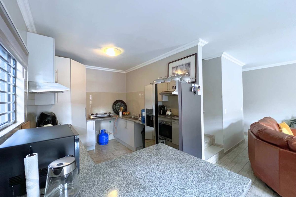 Peaceful living in this beautifully maintained 3 bedroom, 2 bathroom townhouse located in Azima View Estate. - Photo 5