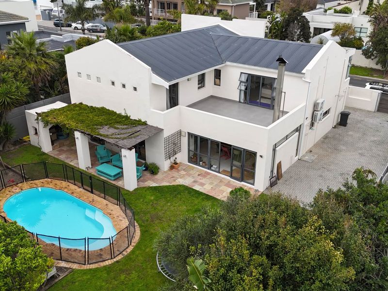 Spacious Beachside Family Retreat – 350m from the Ocean - Photo 2