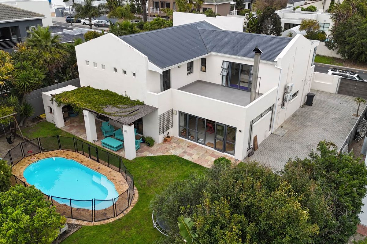 Spacious Beachside Family Retreat – 350m from the Ocean - Photo 2
