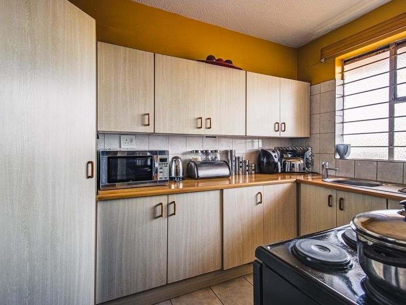 PRICED TO GO! 5 TH FLOOR UNIT - Photo 4