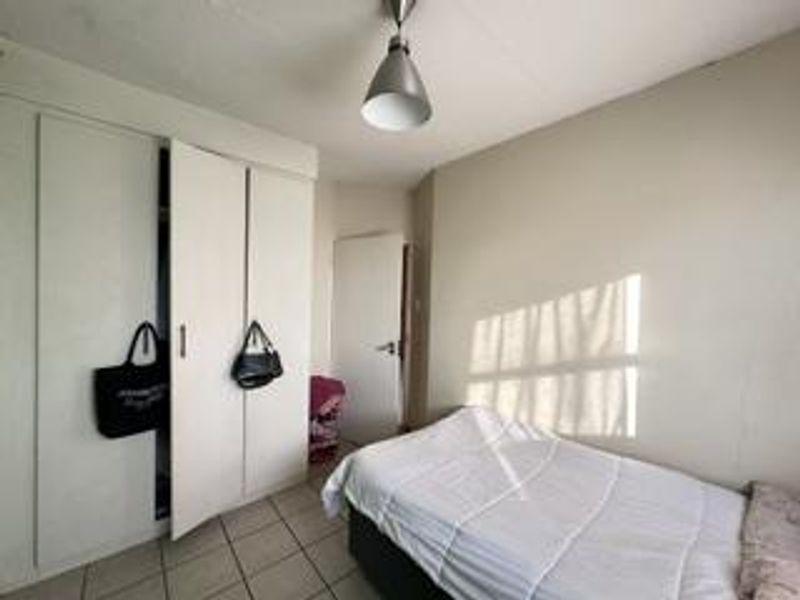 Prime Hatfield Living: Secure 2-Bedroom Apartment for Sale - Photo 9