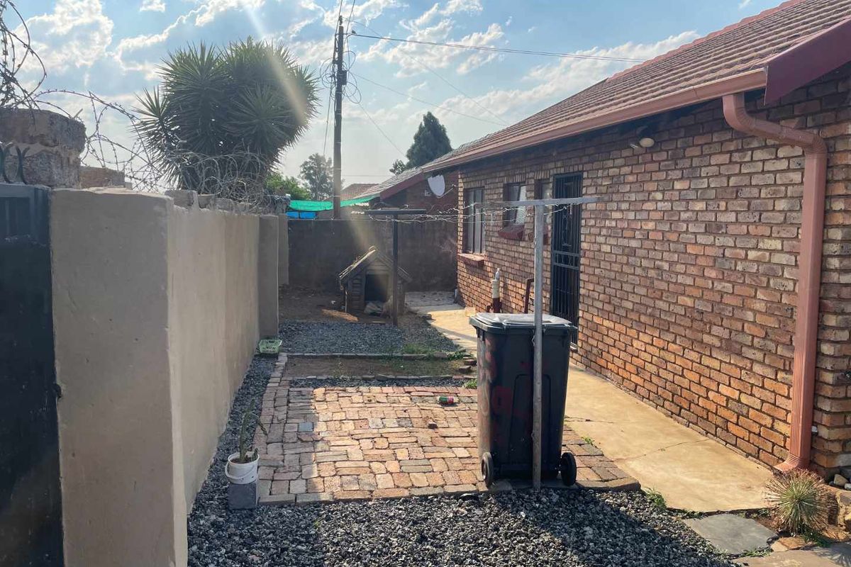 3 Bedroom house for sale in Nellmapius Ext1 - Photo 5