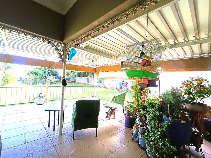 Family Home with Boreholes and Granny Flat - Photo 2