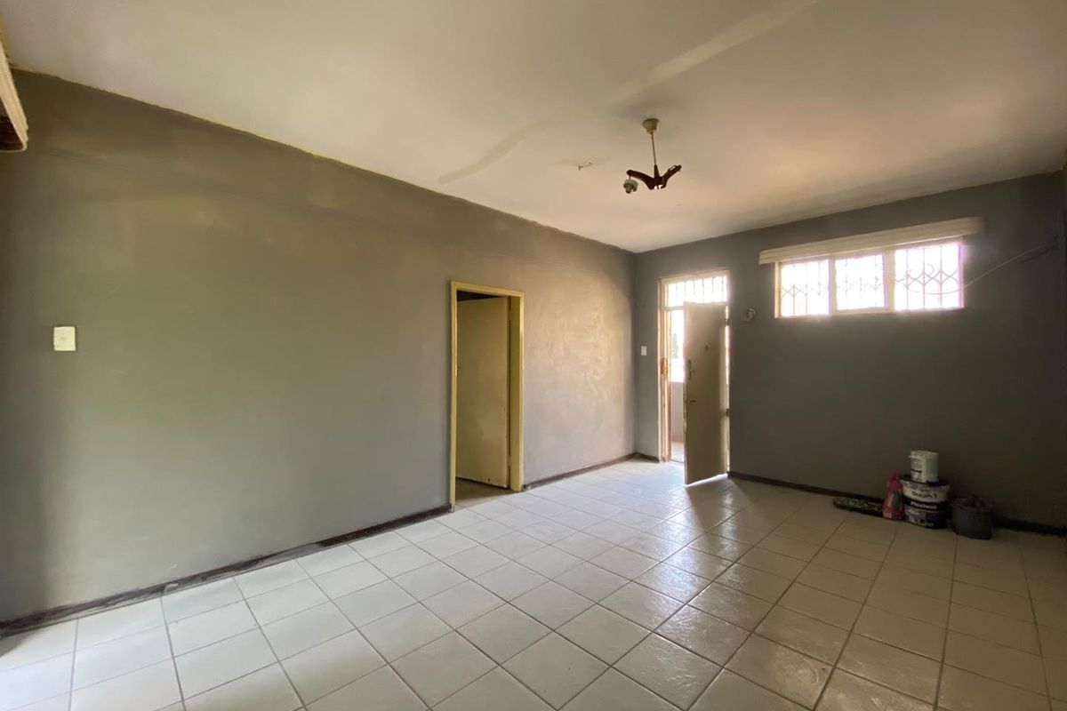 Spacious Apartment in Pretoria Central - Photo 3