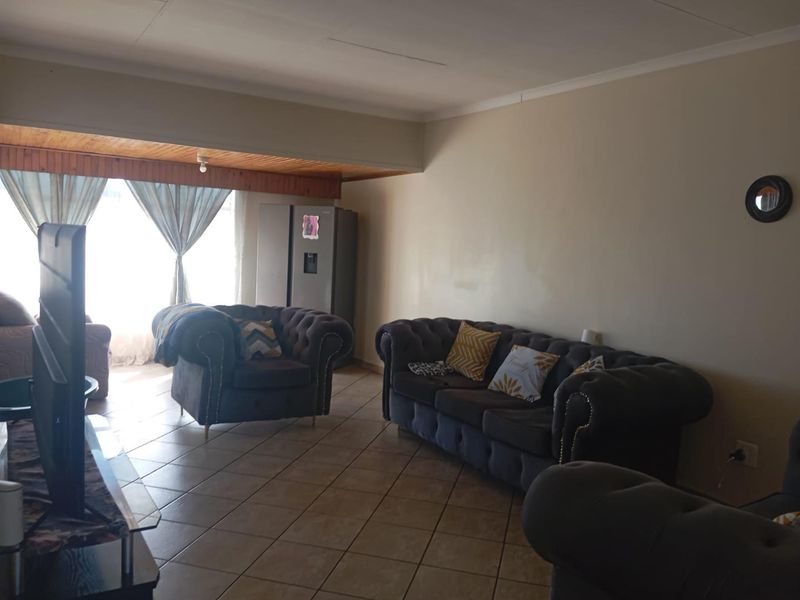 Three bedroom Apartment in Brackenhurst - Photo 7