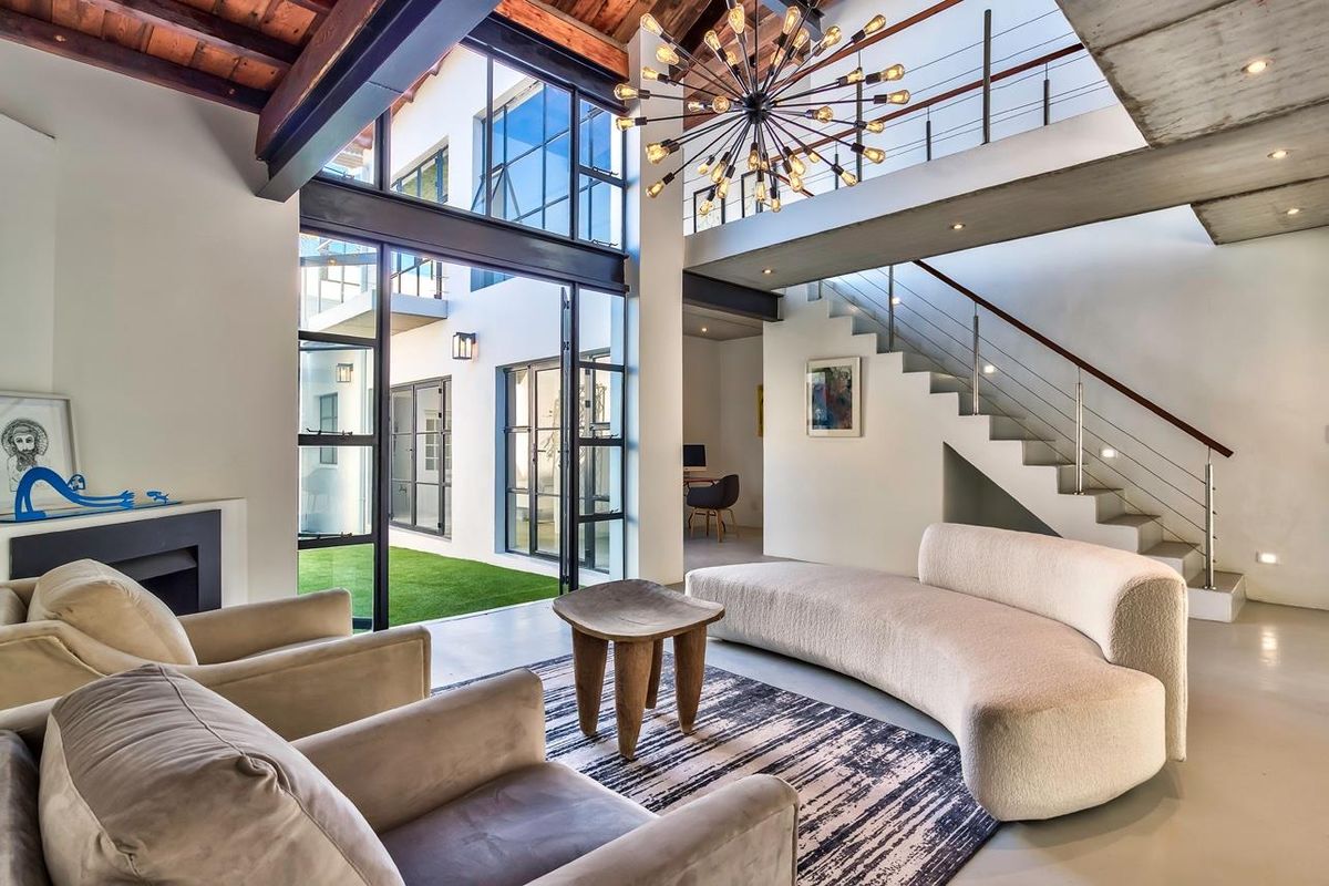 A Striking Renovation With Exceptional Value in Gardens - Photo 3