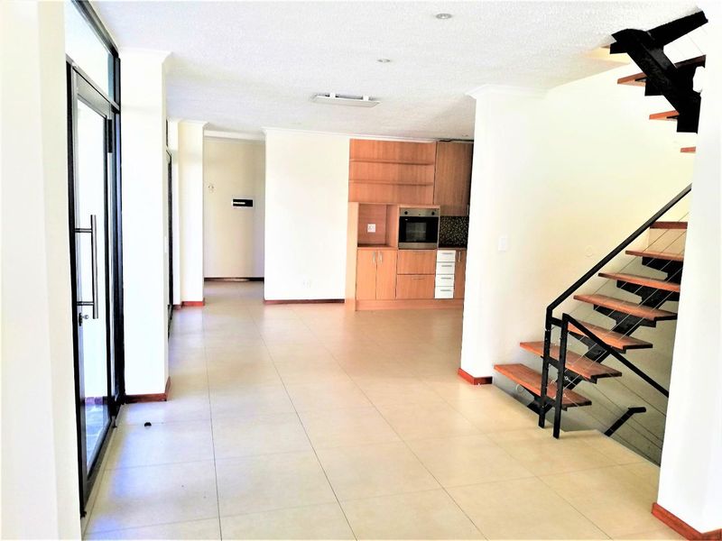 3 Level Townhouse To Let - Photo 2