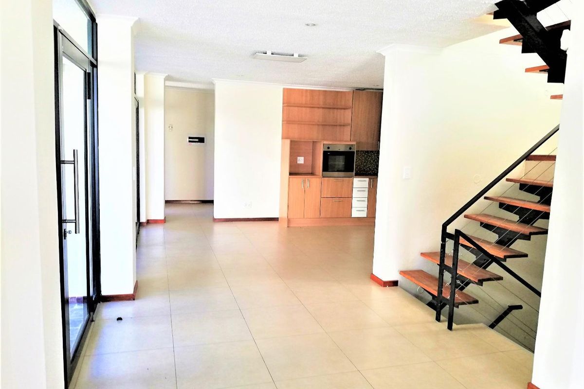 3 Level Townhouse To Let - Photo 2