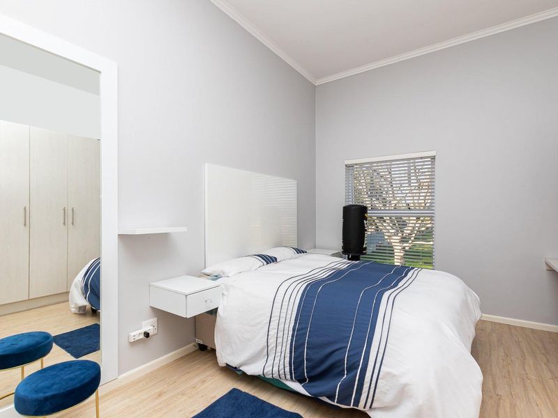 Modern 2-Bedroom Apartment in the Heart of Claremont, Cape Town - Photo 7