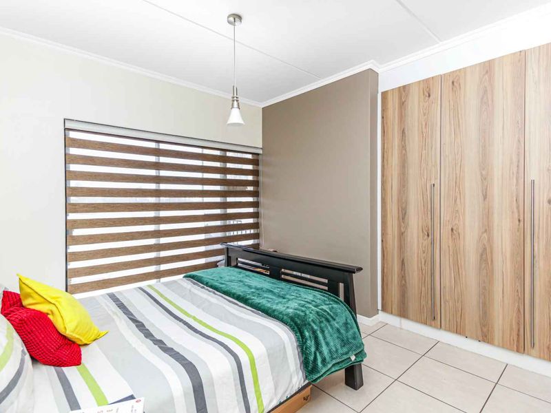 Modern, well maintained apartment with luxurious finishes. - Photo 7