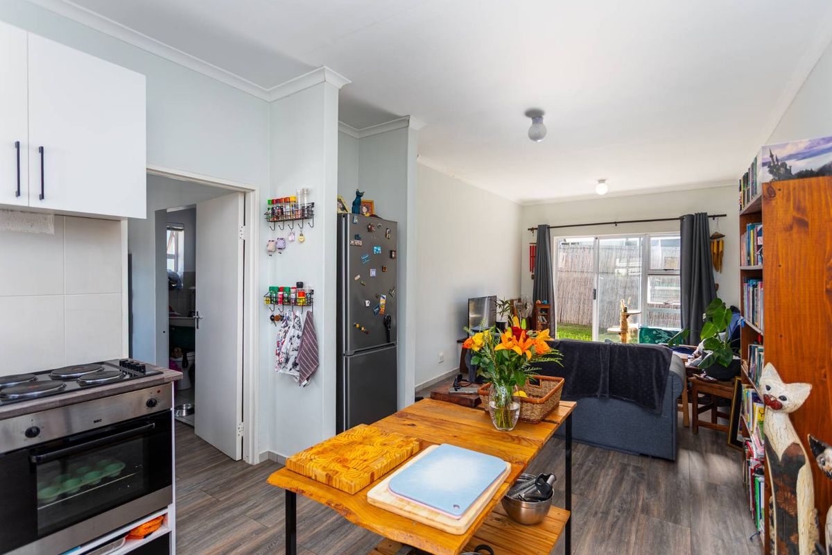 Marvelous 4 Bedroom Home For Sale In Mount Simon Estate - Photo 4