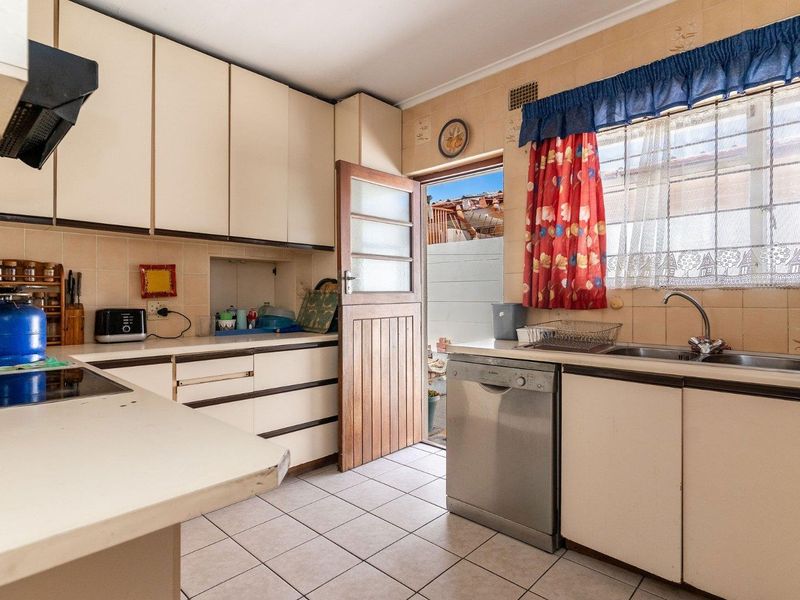 Solid family home with huge potential - Photo 7