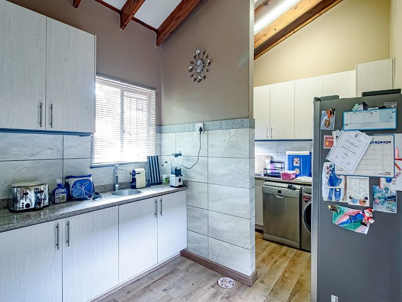 Klinker Brick Family Home with a lovely garden. - Photo 10