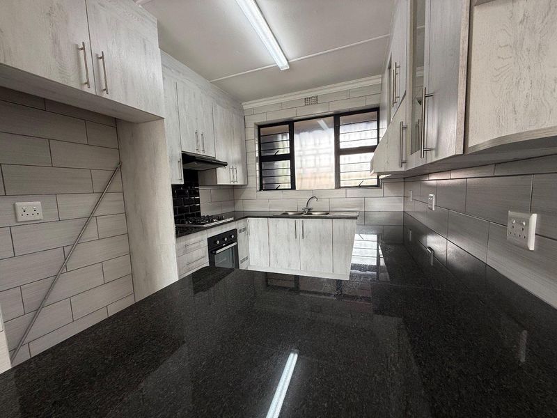 Ground Floor Modern Living with Garden Access - Photo 2