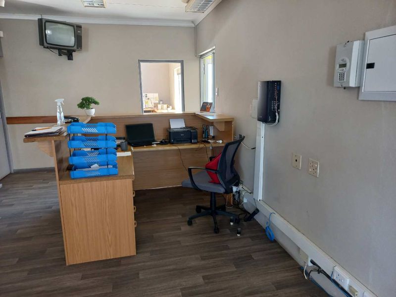 Very neat office space in a very popular building and excellent location - Photo 8