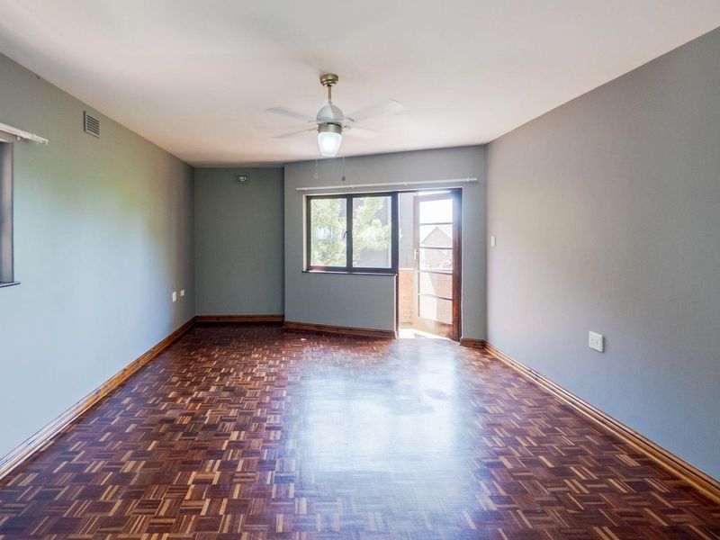 Spacious unit with sea and river views - Photo 3