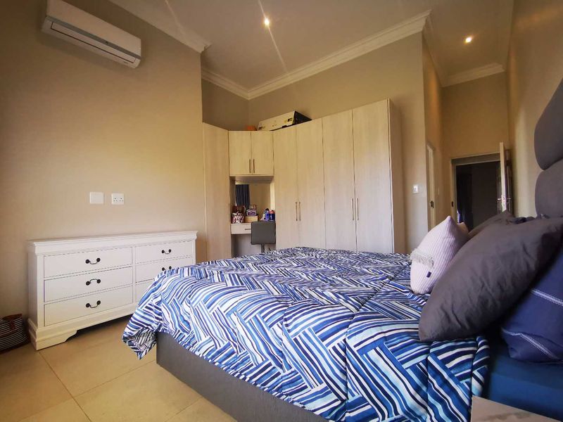 Move-In Ready Modern OFF-THE-GRID Corner Townhouse in Prime Location - Photo 5