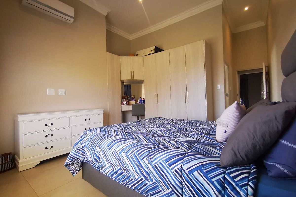 Move-In Ready Modern OFF-THE-GRID Corner Townhouse in Prime Location - Photo 5