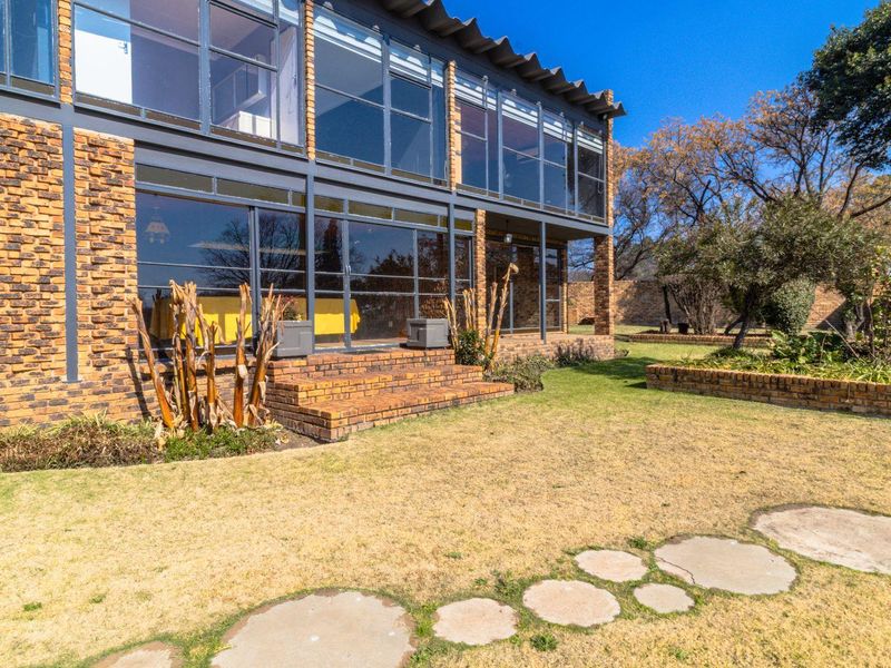 Magnificent 8.5 Hectare Riverfront Estate with Two Homes on the Vaal River – Marlbank - Photo 4