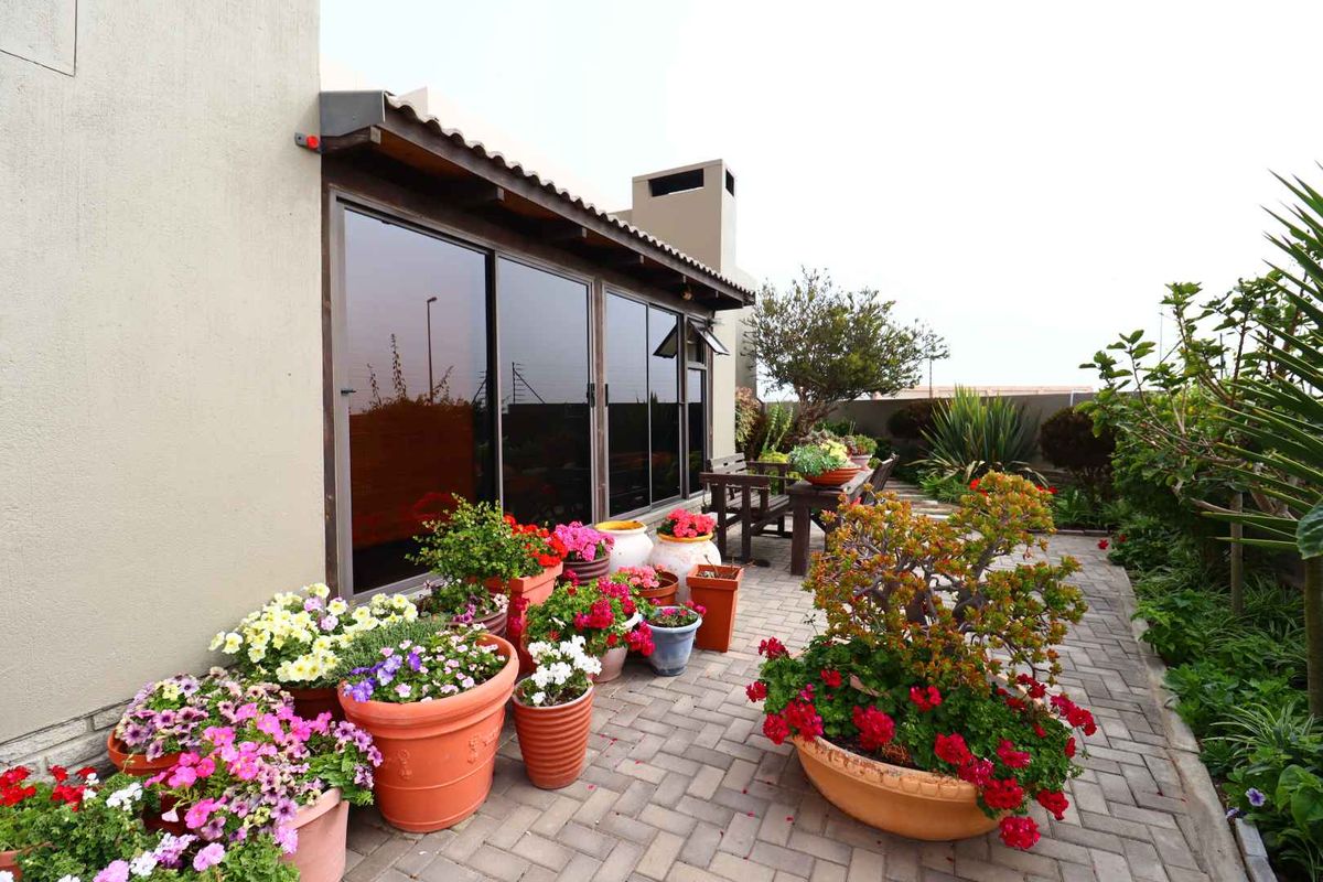 3-Bedroom Family Home with Flatlet for Sale in Swakopmund Namibia - Photo 2