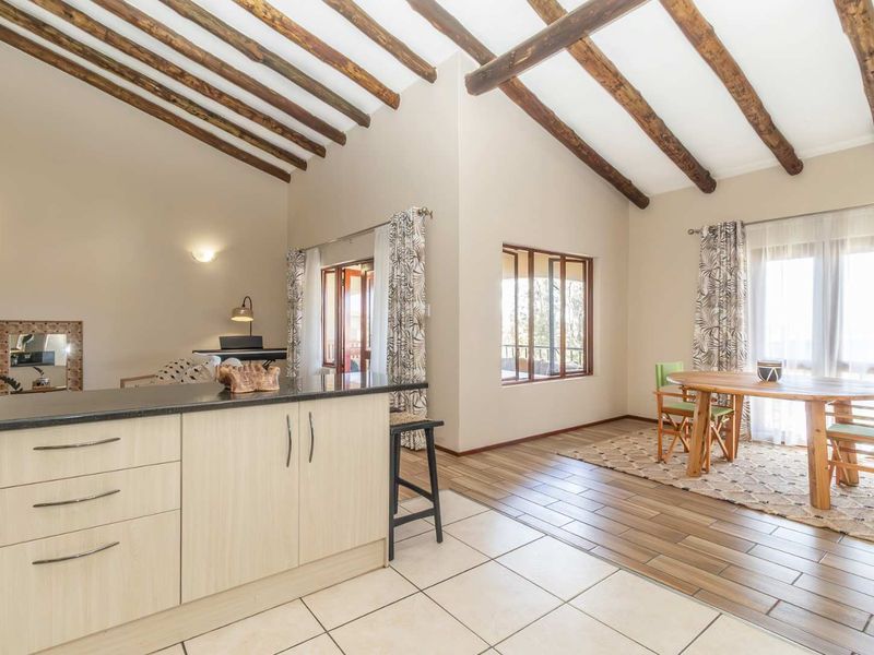 Spacious unit walking distance from Hillfox - Photo 3