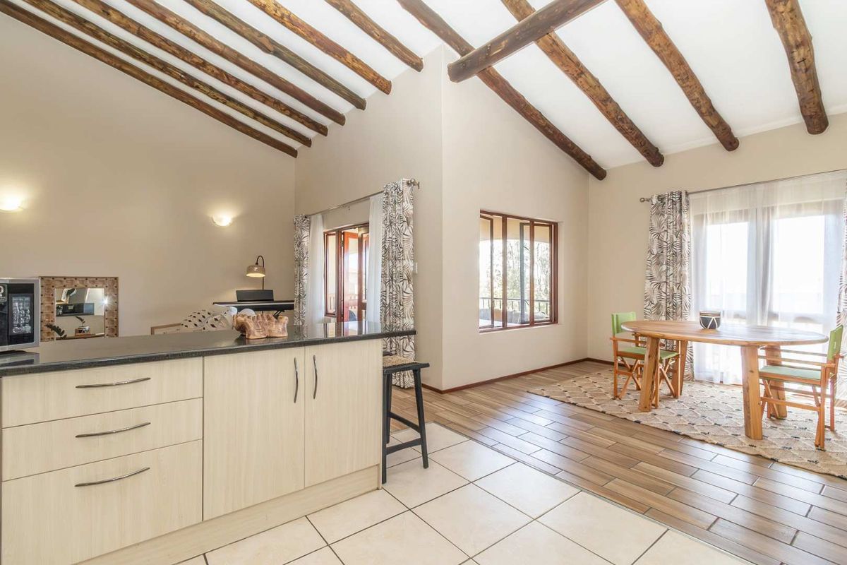 Spacious unit walking distance from Hillfox - Photo 3