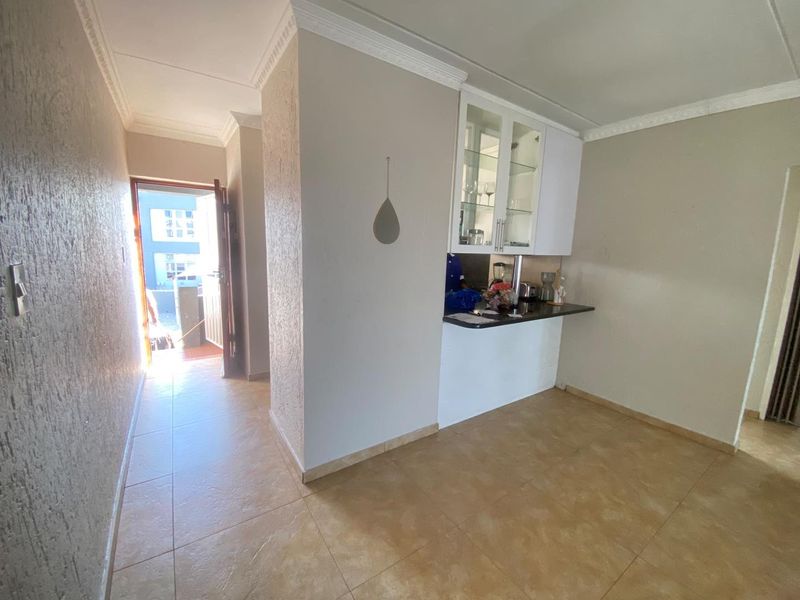 Neat 2-Bedroom Townhouse with Enclosed Balcony in Secure Complex - Photo 6