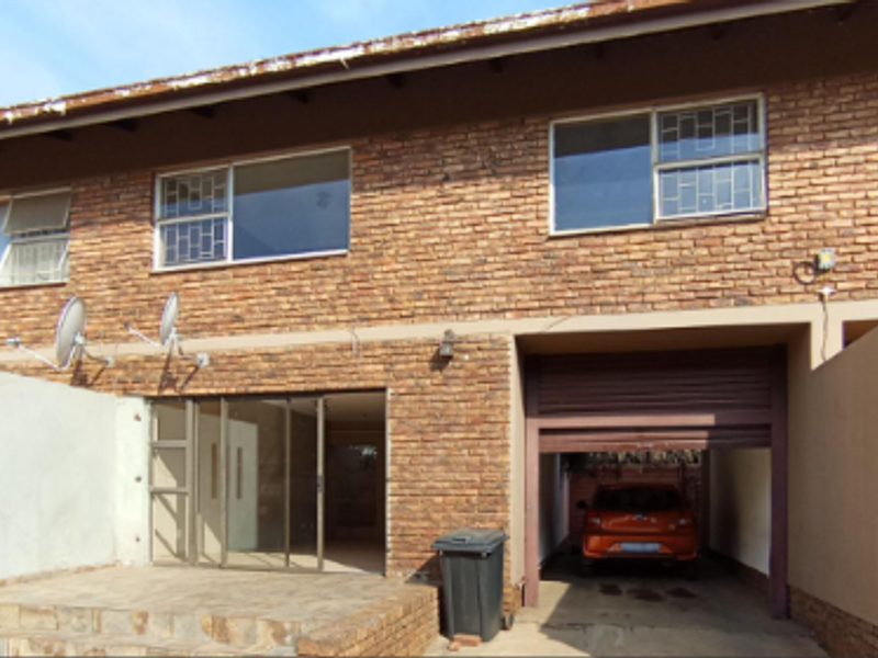 "Helloise 3-Bed: Perfect Location Near Everything You Need!" - Photo 3