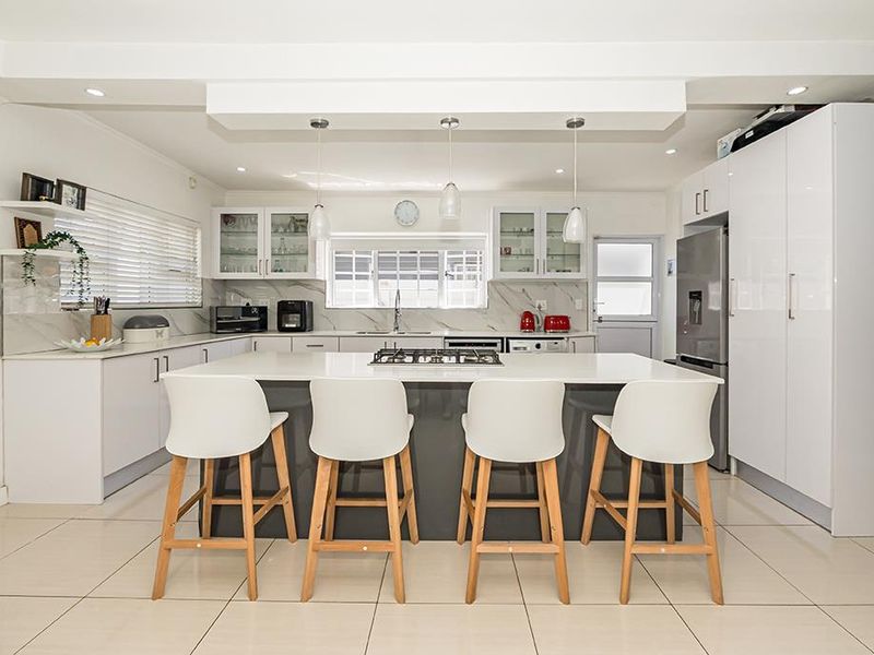 Dream Family Home with Spacious Interiors and Lush Garden - Photo 6